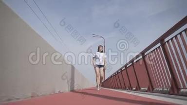 女孩走过桥